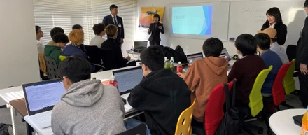 経済学部２年生　１３名が　インターンシップに　参加。ＩＴ業界の理解を深めた　って。