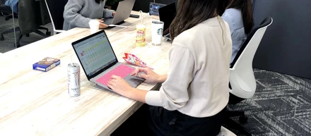 社内MTG中…（あれ、お菓子w）