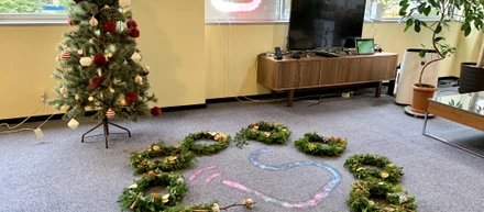オフィスでクリスマス♪フレッシュリースを皆で作りました！