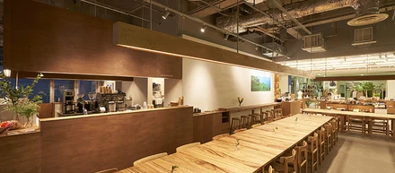 沖縄オフィスは百貨店の屋上。その百貨店を歩けば、プロジェクトの進化を感じられる。