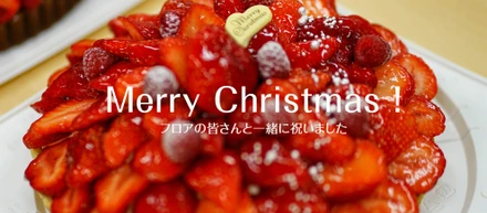 オフィスのワンシーン＜クリスマス編＞束の間の休憩時間、皆んなで楽しみましょう！