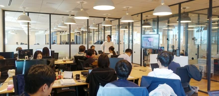数値の共有だけでなく意思決定の過程も見せる、クラビスのAll Hands Meeting。