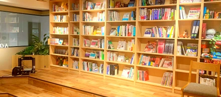 【オフィス紹介】アジアクエストには社員が作る図書室がある。