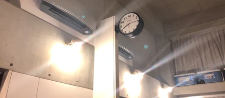 開放感のあるオフィスで作業