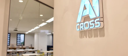 働くヒトの " Smart Life を実現する "【InCircle】という、AI CROSSのチャットサービス。
