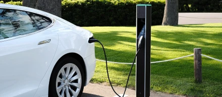 事前予約可能な「目的地充電」　EV 用スリム充電スタンド『PLUGO BAR（プラゴバー）』を発売開始