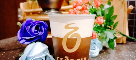 無料のコーヒーメーカーで、「クリーミーカフェラテ」のボタンを押してみた！