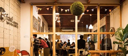 〈fan! -ABURATSU-Sports Bar & HOSTEL〉宮崎県日南市の商店街に“ファン”が集うゲストハウスを