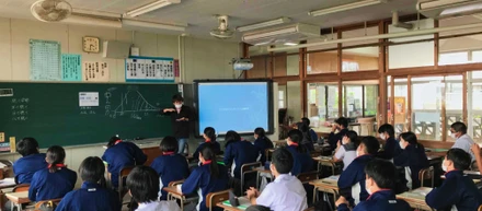 沖縄県の南風原町立南星中学校２学年生を対象とした「職業人講話」にちゅらデータ社員が講師として登壇しました