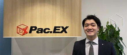 【社員紹介 vol.1】社内のムードメーカー‼️国家公務員を目指していた彼がパック・エックスを選んだ理由とは？