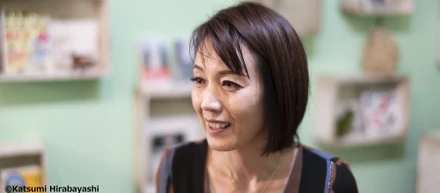 広報は「縁側に座っている家族のなかの長女」