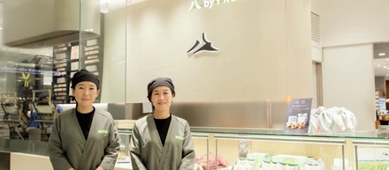 陰影礼賛で意気投合？！ブランドの世界観を表す“制服”ができるまで