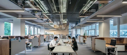 新人だけで家具メーカーのショールームに潜入