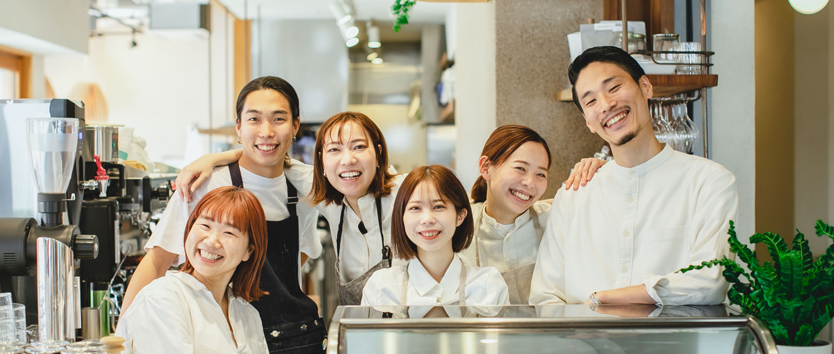 光の差し込むホテルのカフェラウンジで働く！パティシエ・キッチンスタッフ募集
