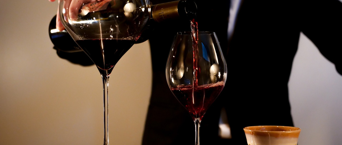 カクテル作る技術は不要。ワイン&日本酒好き歓迎！バーテンダー社員募集