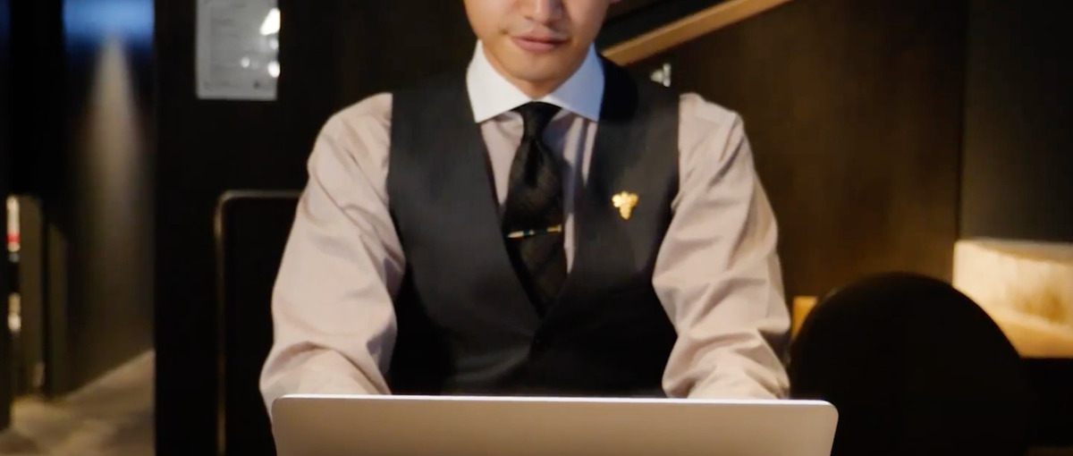 ワイン✕料理✕マーケティング！汐留でホールとデスクワークを両立する社員募集