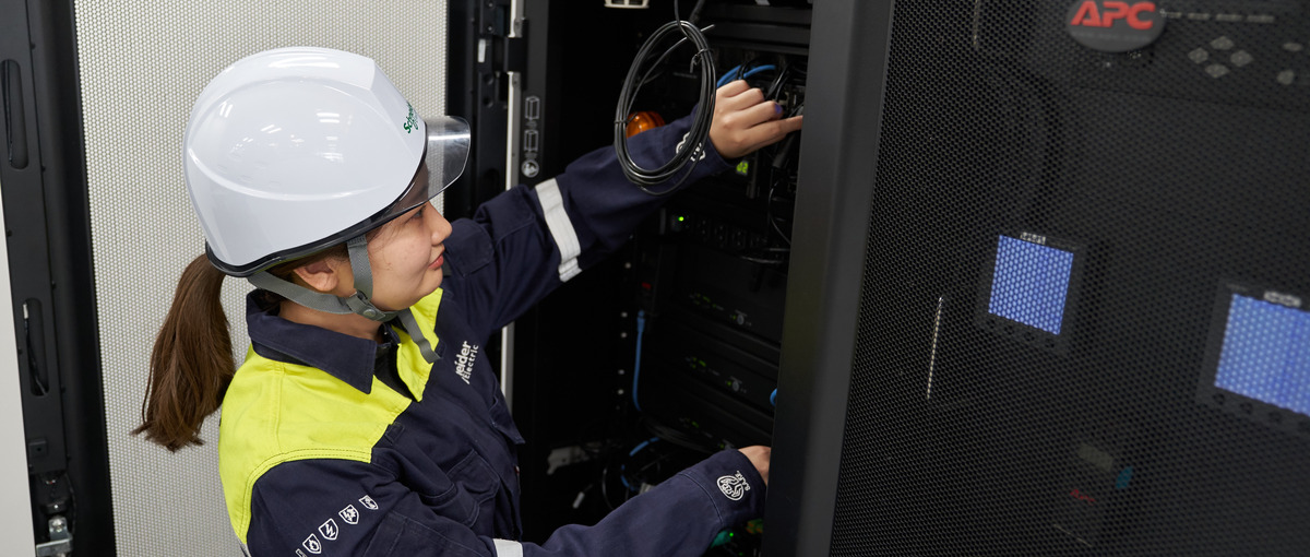 データセンターでの現場管理｜電気工事士資格を活かして、グローバル企業へ！