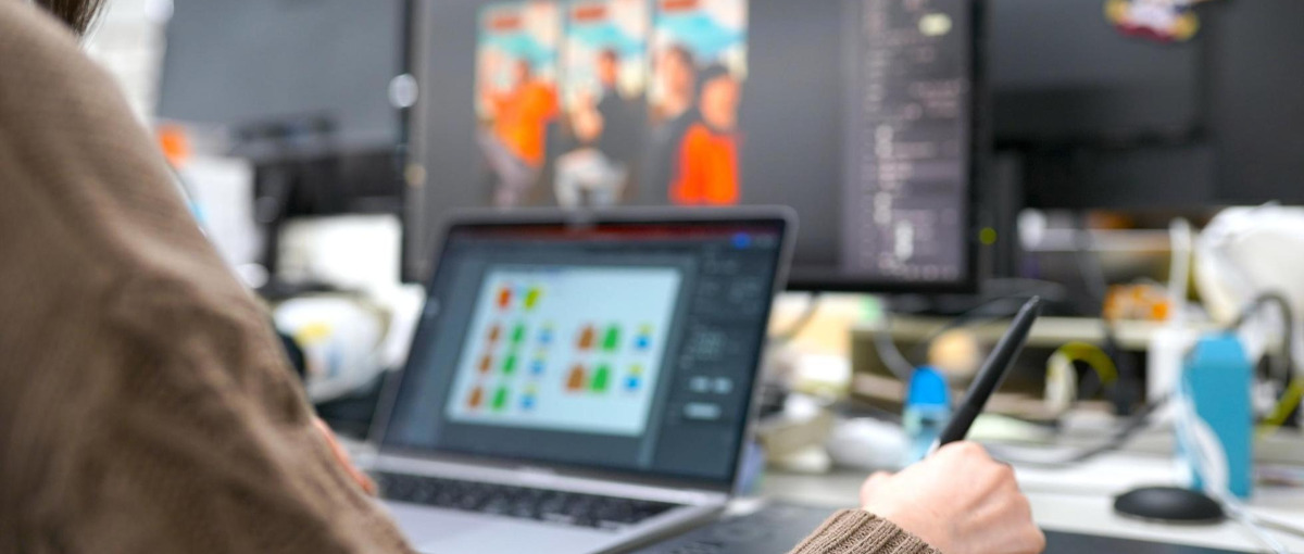 ゲーム実況×エンタメ領域でクリエイティブ制作を担うグラフィックデザイナー