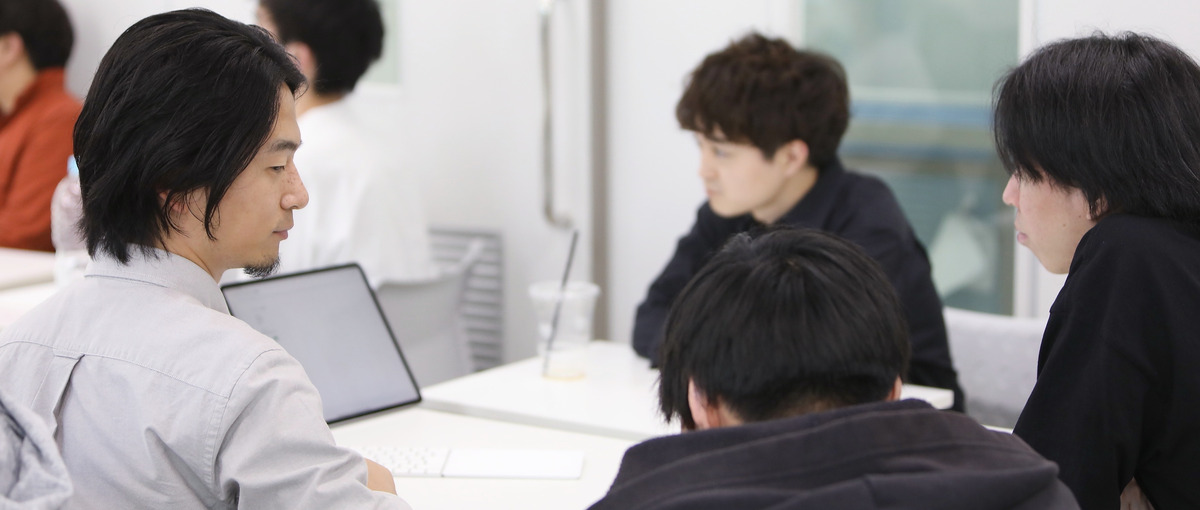 チーム体制での社内開発です。働き方は相談で決めています。お声掛けください！