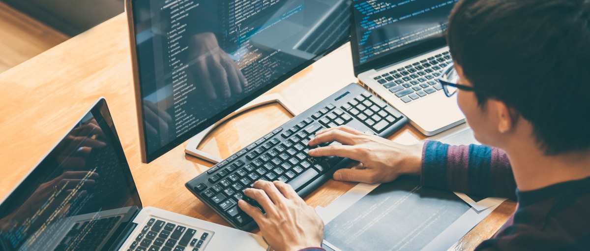 クライアント案件から自社開発案件まで。様々なPJに関われるエンジニア募集