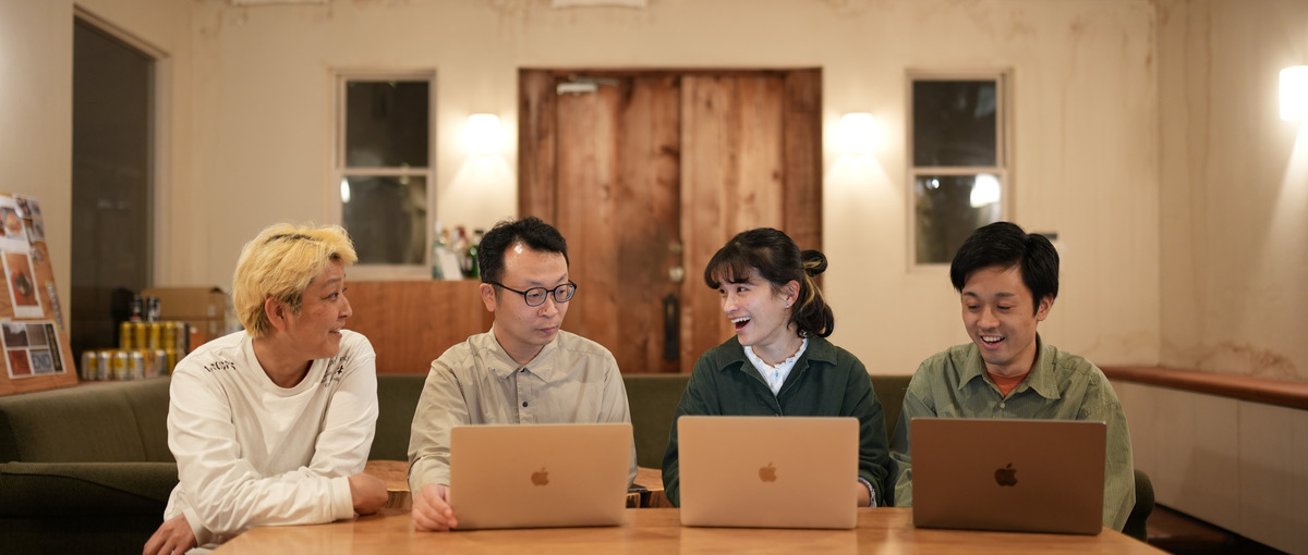 チームで話して育てるWebサイト。運用チームのデザイナー募集