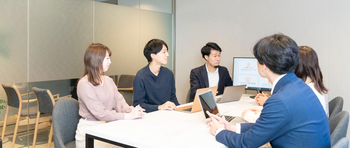 顧客の課題をヒアリングし、最適なソリューションを提供するセールス担当