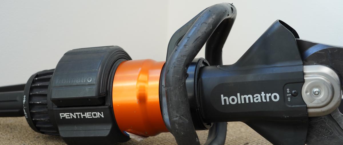 世界の消防器具を取り扱い、自社でも消防服を製作販売