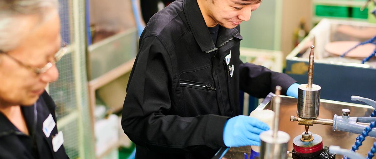 世界トップレベルの研磨技術と多様な形状のレンズを自社加工し、他社と差別化