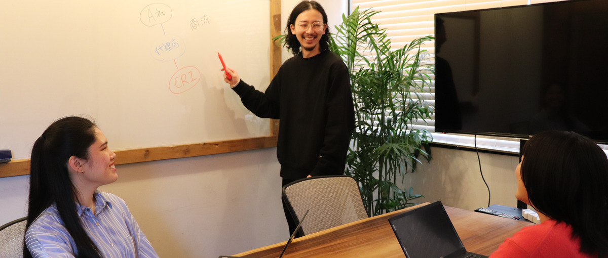 大手出身のデザイナーの講義に、即フィードバック。制作会社で極める日常を！