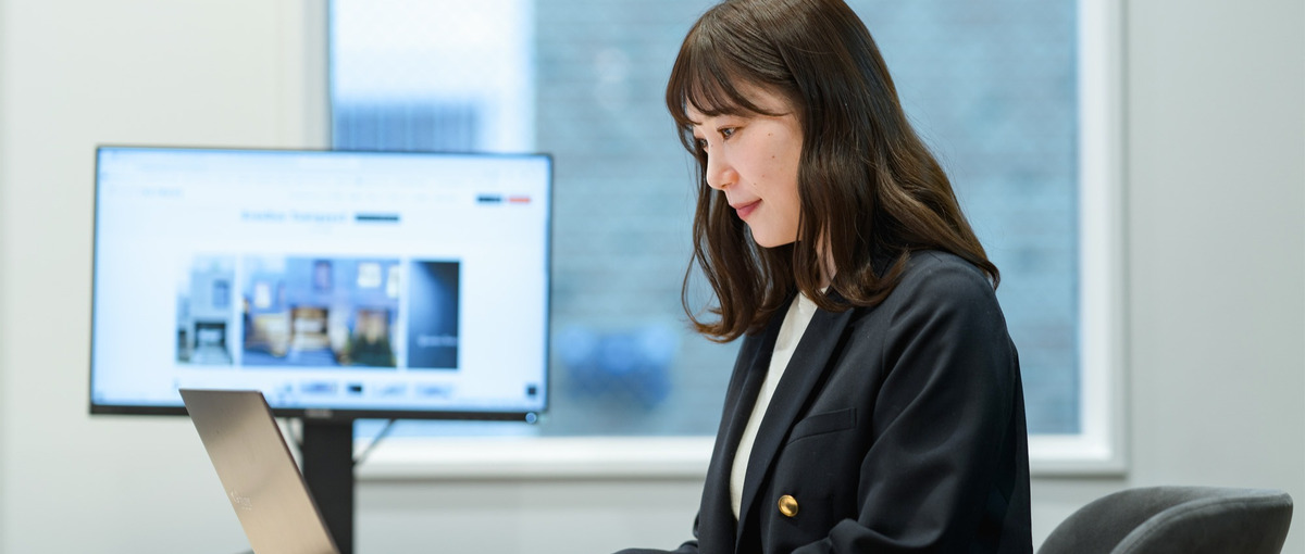 一瞬で消える広告か、100年残る建築か。ブランドの哲学を紡ぐ編集者を募集