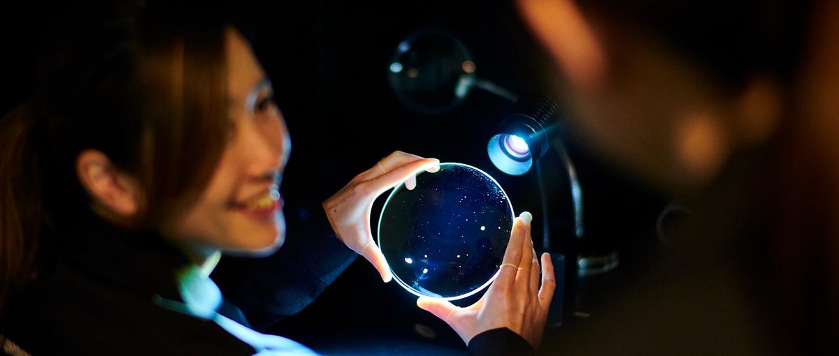 光のその先を追いかける。精密加工の最前線で、世界の研究を支える。