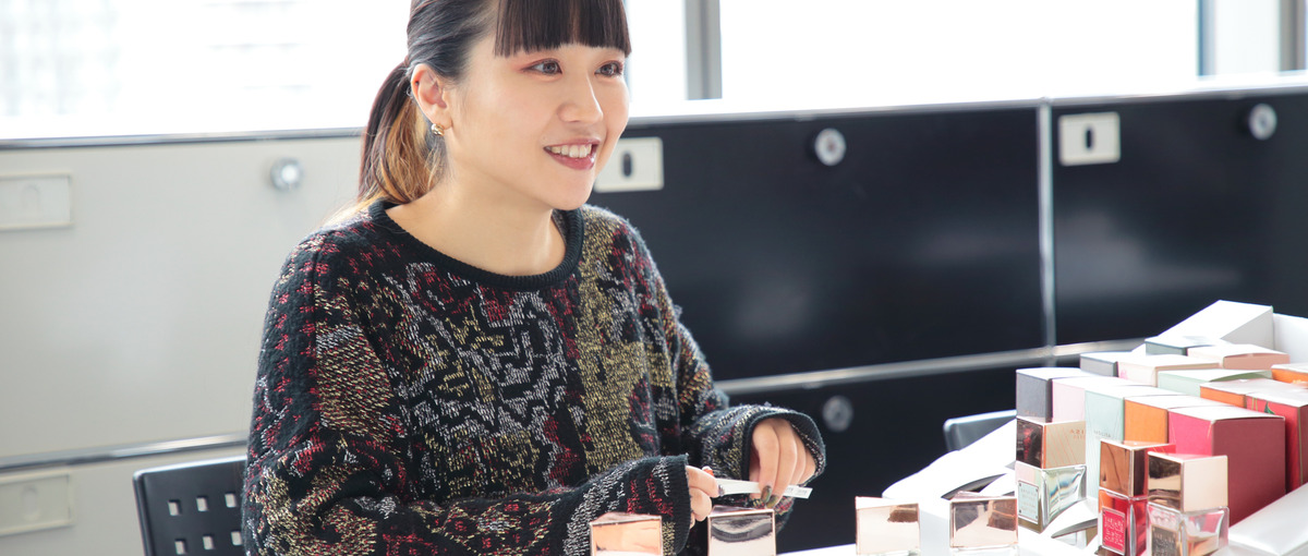 香りで人生を豊かに！1つのブランドのマーケティングに関わるポジションです。