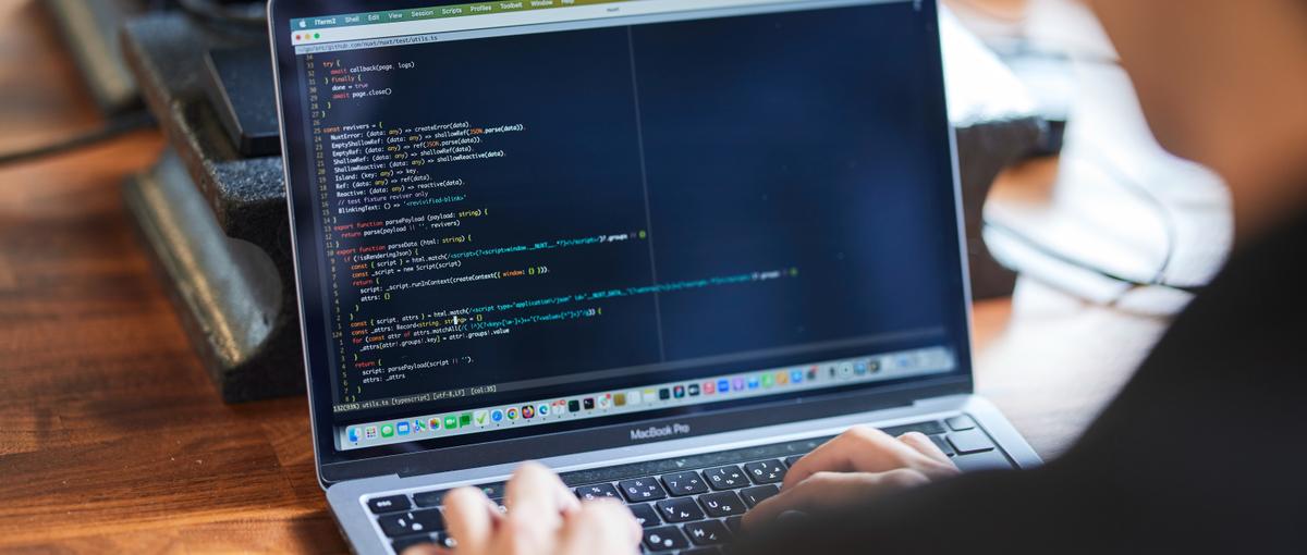 最新技術で自社サービス開発を効率化し、自分の成長も実感できるエンジニア職