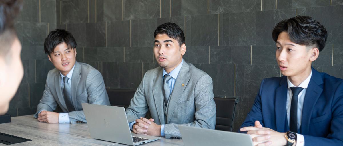 誠実に働き、遊びも全力。そんな大人の青春がここにある。