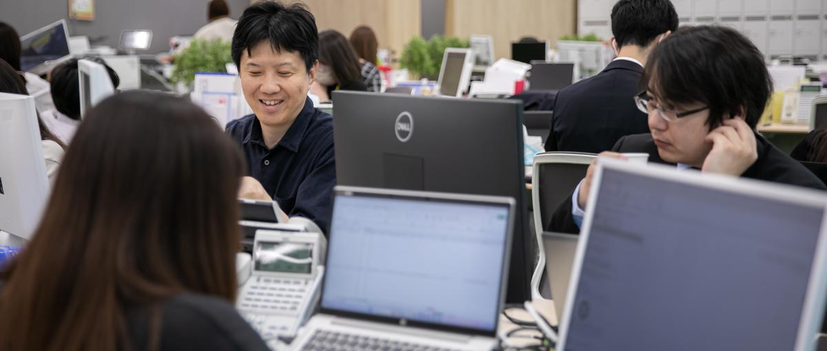 技術×人間力が 事業とチームを支える。 自社内製×基幹システム