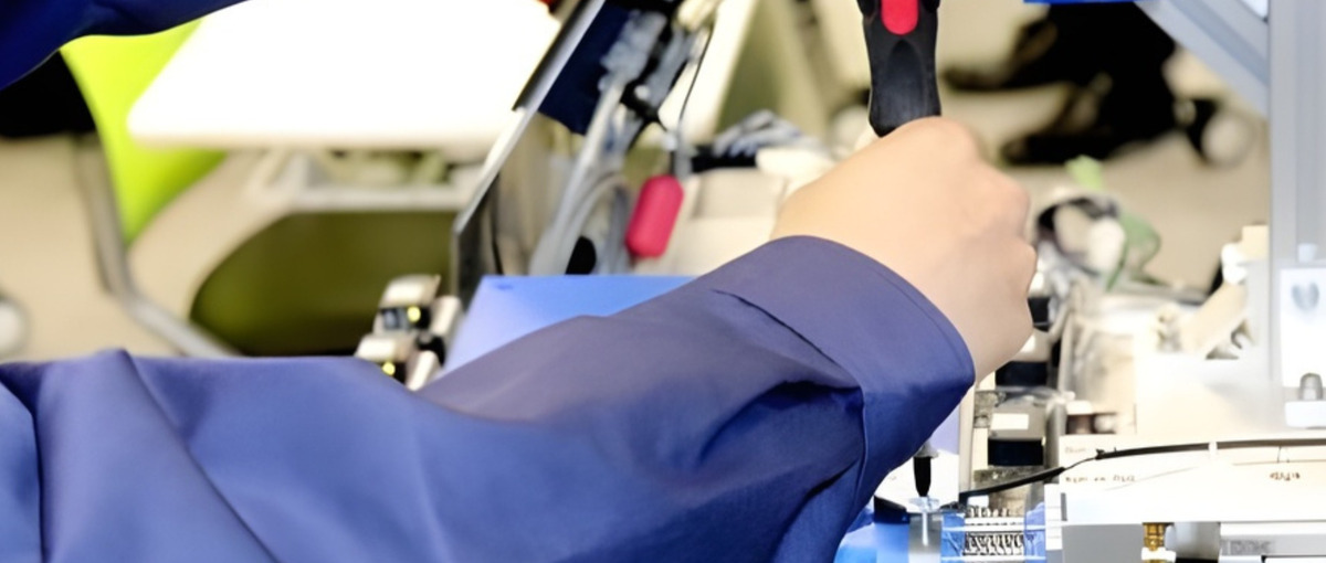 メンテナンスと修理を担うサービスエンジニア