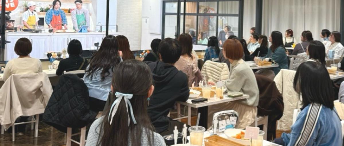 ライブ観覧やアニメコラボで盛り上がる！ここにしかないエンタメカフェの拠点長