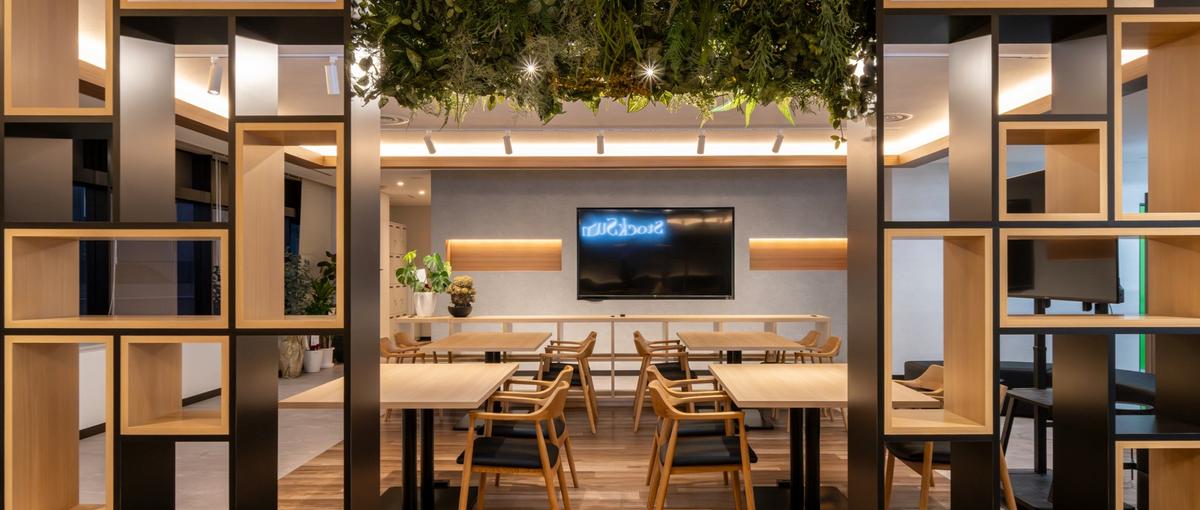 スクール事業部のマーケティング担当｜年間休日120 日