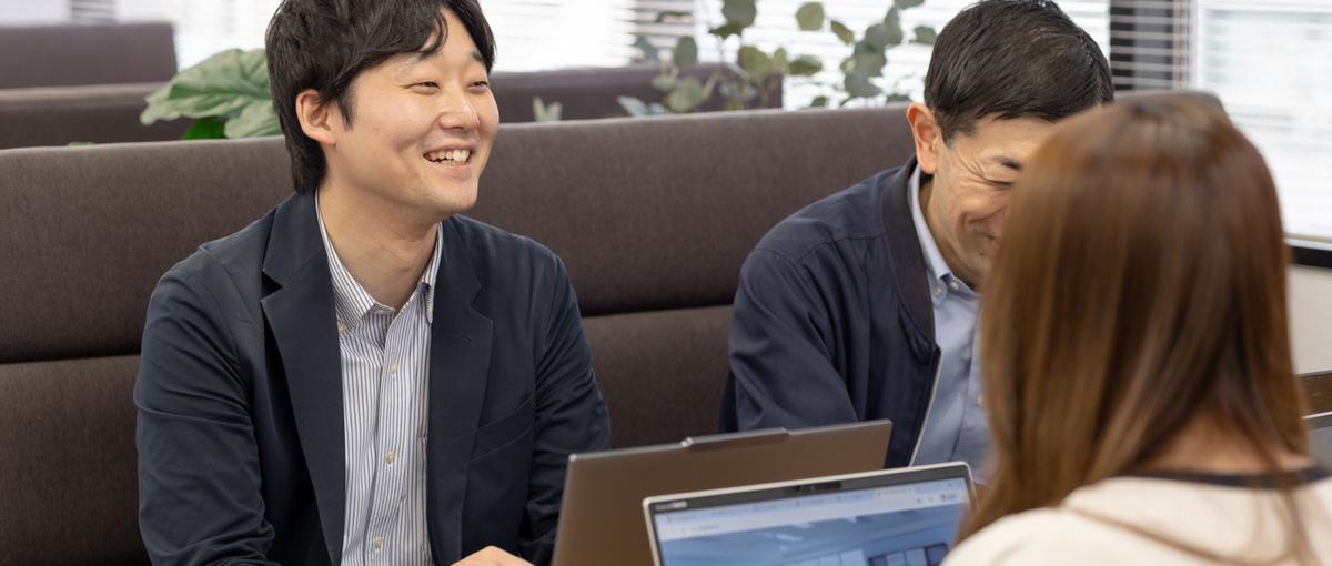 誰かの受注を全員でハイタッチして祝う！そんな温かなカルチャーがあります！