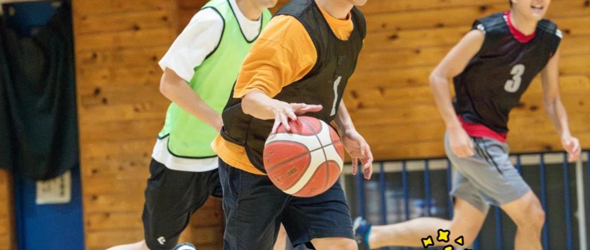 新規スポーツサービスを広げるグラフィックデザイナー