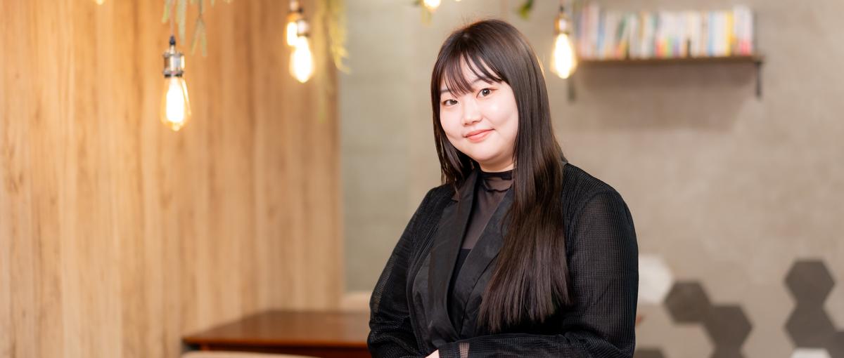 限られた時間でプロの仕事を。10時17時のハイブリッド勤務で支える成長企業