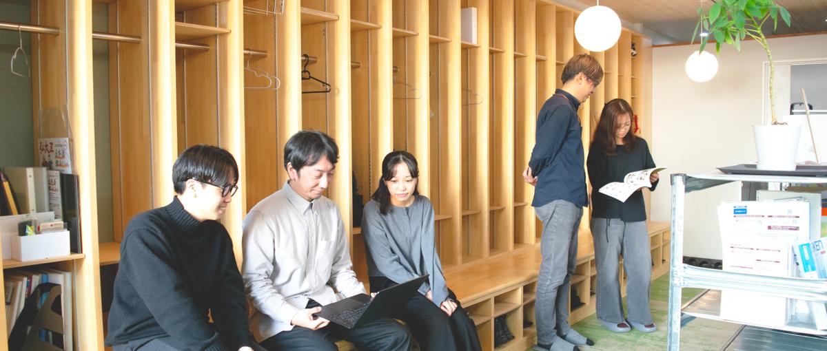 会話が生まれる温かいオフィス｜職種の壁なく意見を交わせる広告ディレクター