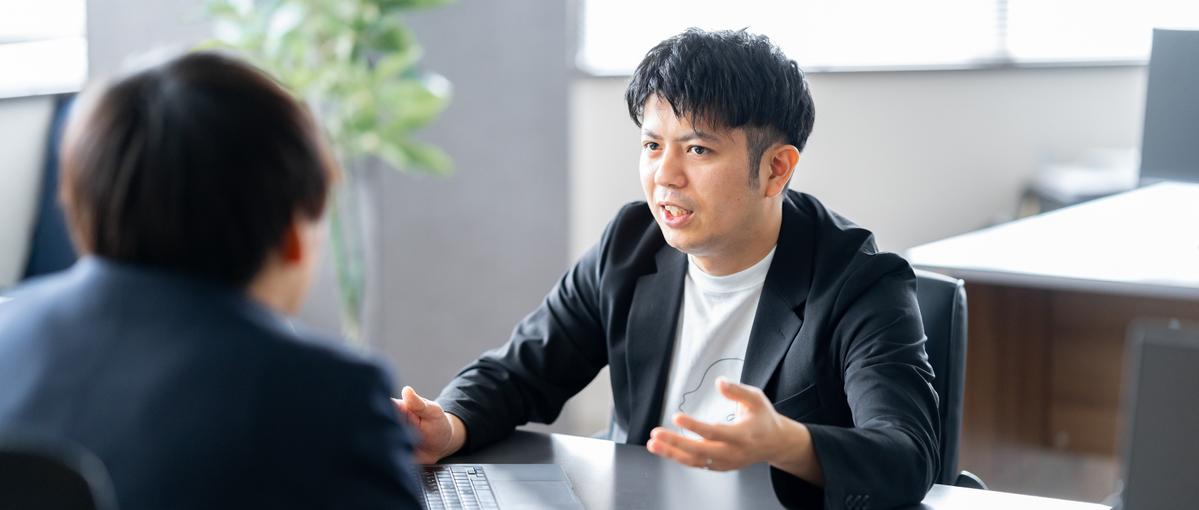 提案で終わらせない。現場・現実・現物を見る三現主義の業務シニアコンサル