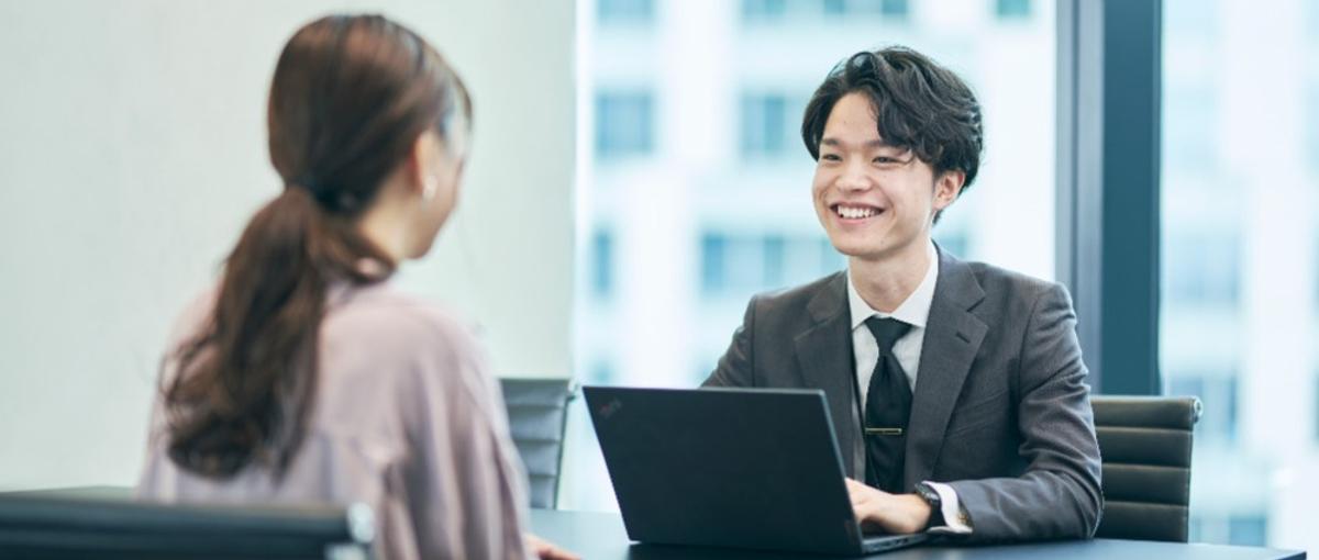 最速6ヶ月でマネージャー／知的好奇心を満たす／縦×横×斜めのキャリアパス！