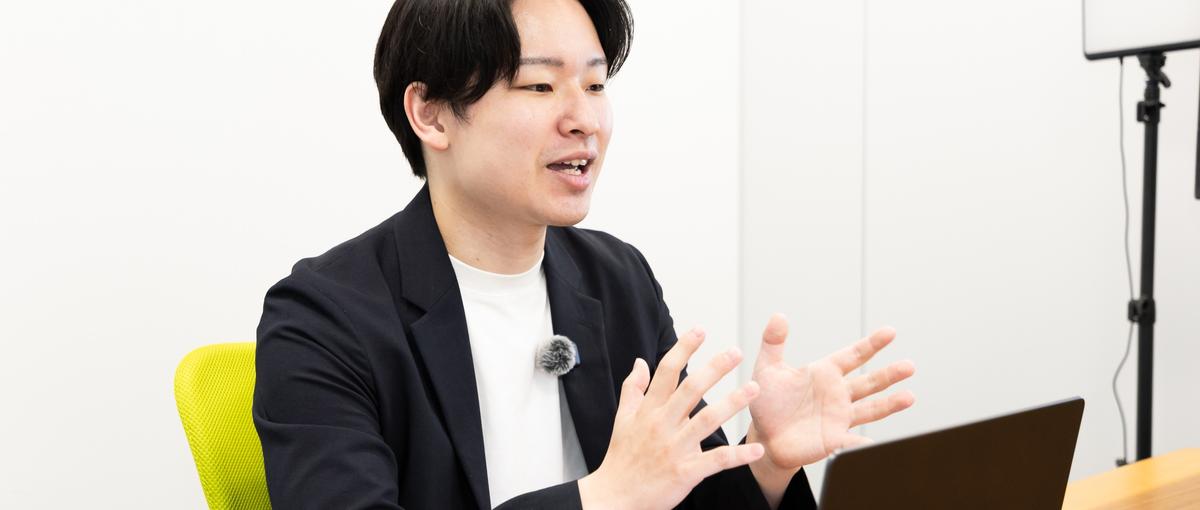 経営コンサルの現場で一次情報を整理する学生インターン
