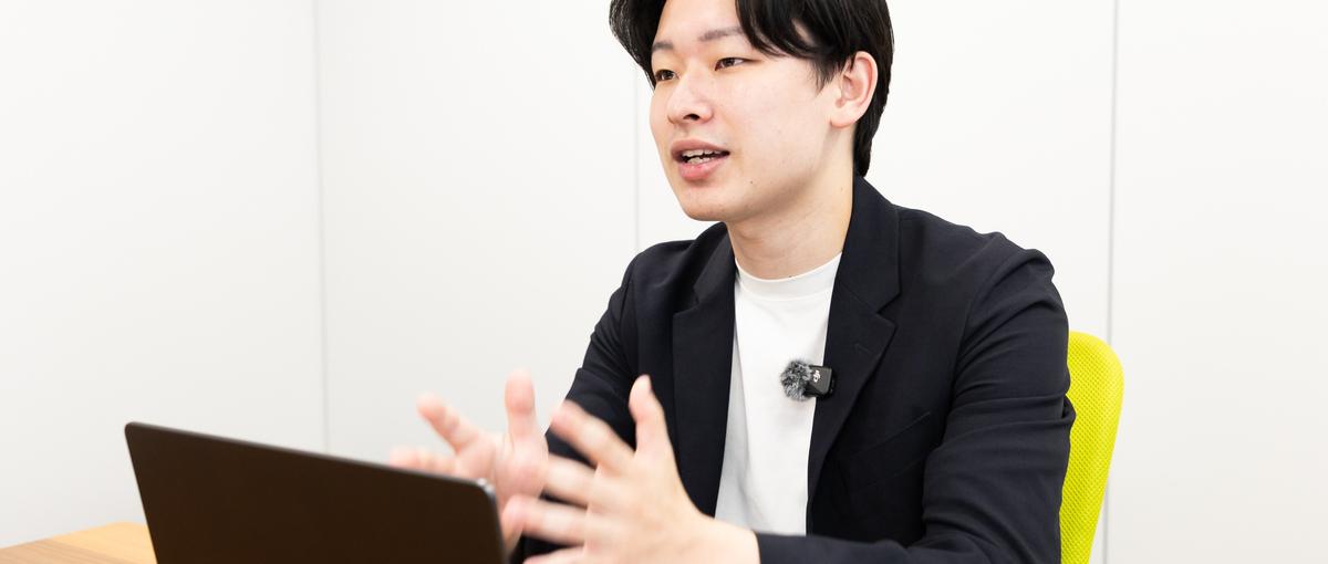 YouTube撮影の現場で、経営者の話を最前列で聞く学生インターン