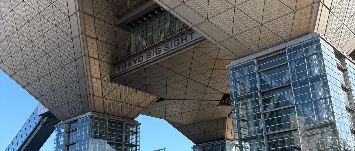 福岡・マリンメッセのAI展示会で、来場者にアポを取るブース営業