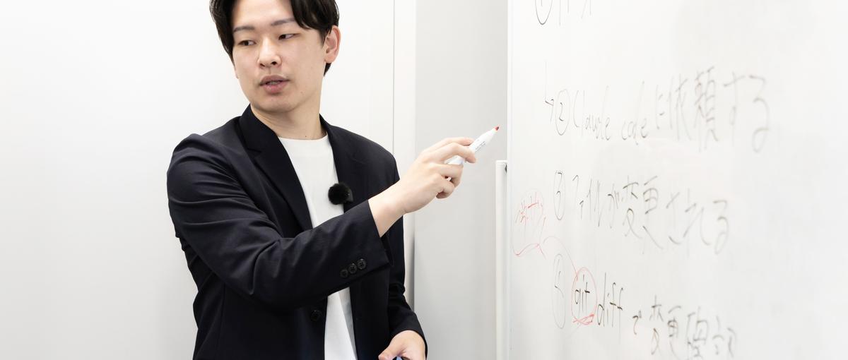 YouTube撮影の現場で、経営者の話を最前列で聞く学生インターン