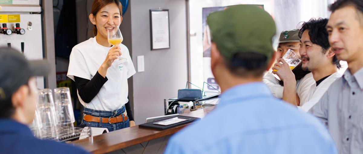 一人で飲みに来て、隣の常連さんにビールを奢られて、次は買カウンターの中　へ