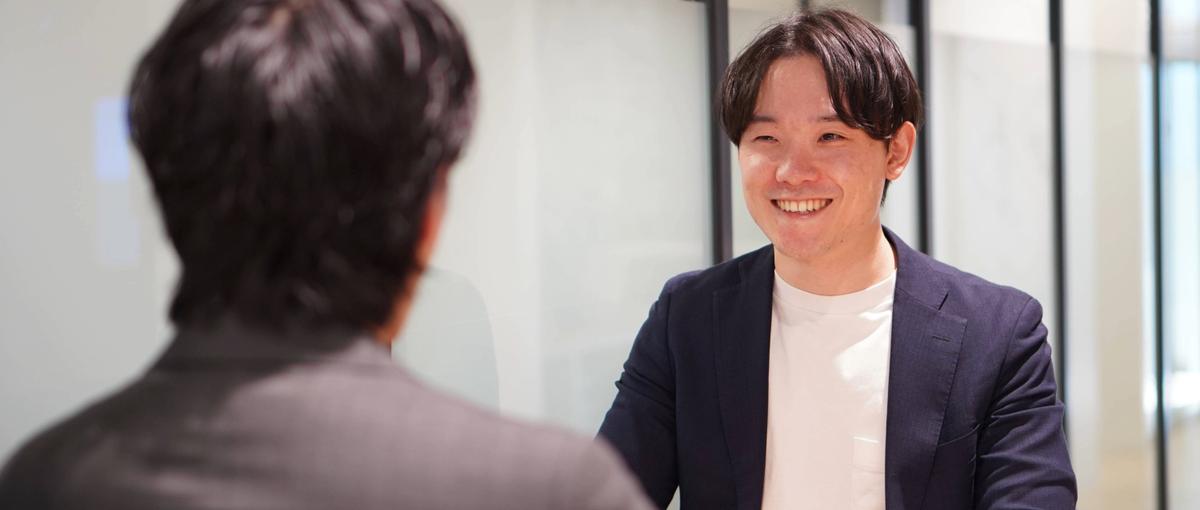 プライム上場GでCxO層を動かす！営業経験を活かし経営層と渡り合うコンサル